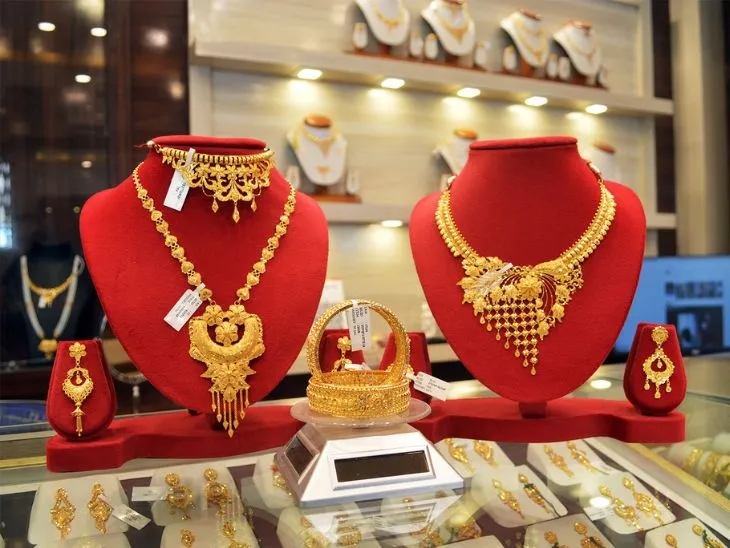 24 कैरेट गोल्ड 1.21 लाख प्रति 10 ग्राम, चांदी 1.48 लाख प्रति किलो, देखें आपके शहर के ताजा रेट