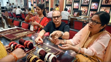 24 कैरेट गोल्ड 1.51 लाख प्रति 10 ग्राम, सिल्वर 2.55 लाख किलो, देखें क्या है आपके शहर का ताजा भाव