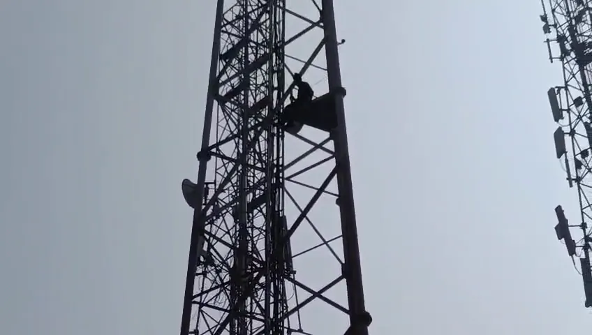 बोला- मैं दोषी हूं तो जेल भेज दो, समझाइश के बाद नीचे उतरा