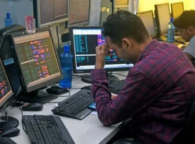 प्रोजेक्ट छूटने से स्टॉक धड़ाम; अब खरीदे, बेचे या होल्ड करें