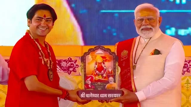 पीएम मोदी ने पढ़ा धीरेंद्र शास्त्री की मां के मन का ‘पर्चा’; सुरक्षा घेरा भूल लिया आशीर्वाद