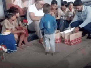 वीडियो बनाते दिखे फैंस; हाल ही में विवादों में रहा था यह सिंगर