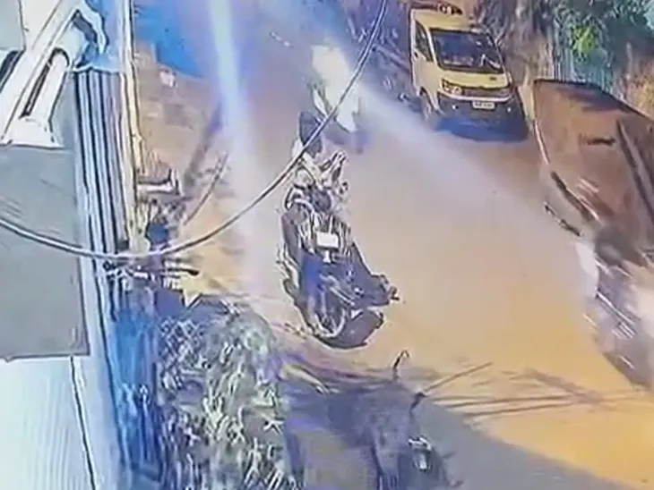 बदमाशों ने फायरिंग और खुलेआम तलवार लहराई; CCTV में कैद हुई वारदात