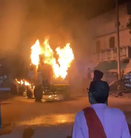 धूं-धूं कर जलकर हुआ खाक; मची अफरा-तफरी, फायर ब्रिगेड ने पाया काबू