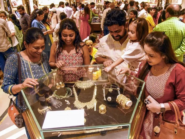 24 कैरेट गोल्ड 1.23 लाख प्रति 10 ग्राम, सिल्वर 1.47 लाख किलो पर पहुंची, देखें क्या है आपके शहर का भाव