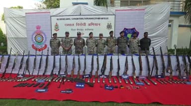 डंप 65.52 लाख नकद और 32 घातक हथियार बरामद