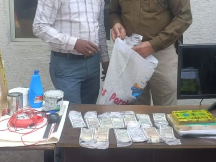 घर पर फेक करंसी प्रिंट करता था भोपाल का युवक