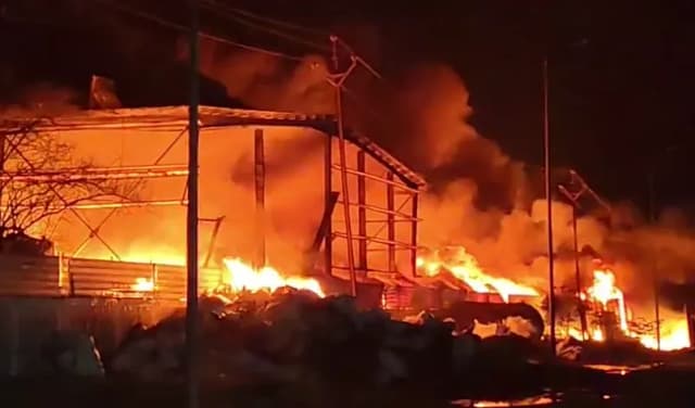 केमिकल ड्रमों में हुए धमाके, 12 घंटे की मशक्कत के बाद पाया काबू, हाइड्रो-क्रेन के साथ वाहन जलकर खाक