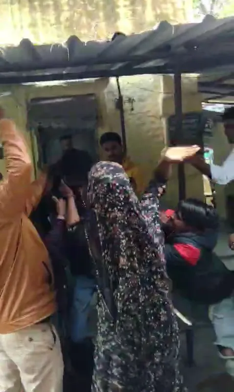 दो पक्षों में जमकर मारपीट, VIDEO सोशल मीडिया पर वायरल