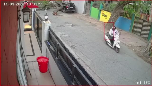 इंदौर में चलती बाइक पर गिरा पेड़, हेलमेट ने बचाई युवक की जान; CCTV में कैद हुई घटना