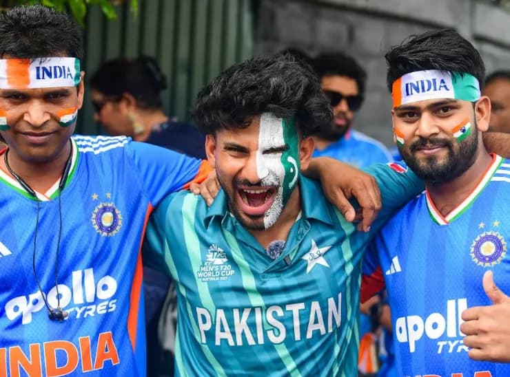 एक फोटो सामने आई है जिसमें भारत और पाकिस्तान के फैंस एक साथ दिख रहे हैं।