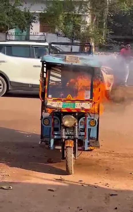 महिला ने एजेंसी का रिक्शा फूंका, एजेंसी ने कहा- बैटरी चेंज करने का रूल नहीं है