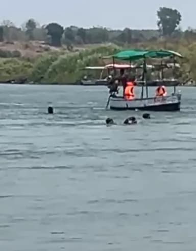 बरमान घाट पर गहरे पानी में डूबने लगे 4 युवक, गोताखोरों ने बचाई जान