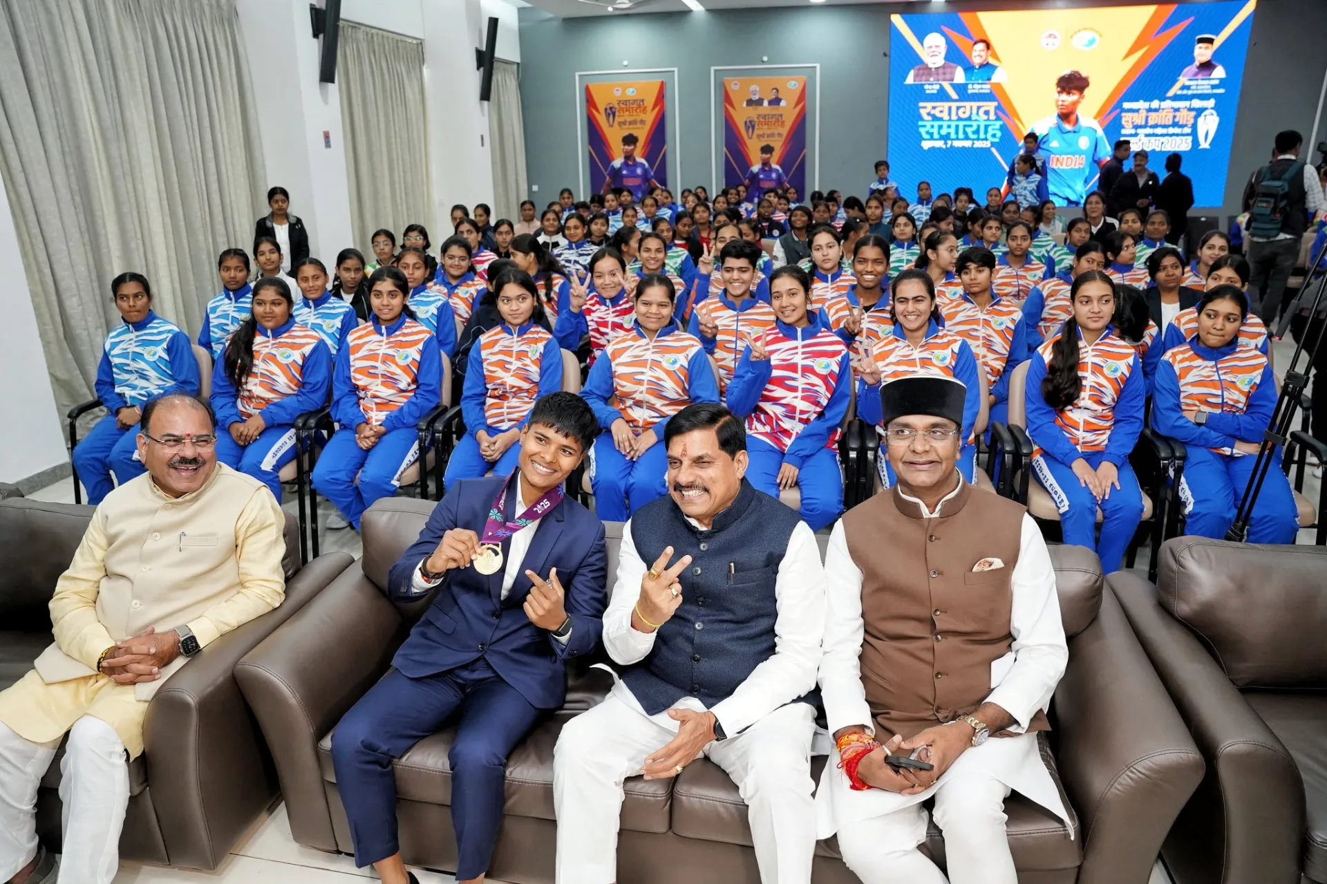 तेज गेंदबाज क्रांति गौड़ छतरपुर जिले के छोटे से गांव घुवारा की रहने वाली हैं। उन्होंने CM को सफलता के किस्से सुनाए। क्रांति ने बताया कि उन्हें शुरुआत से ही भरोसा था कि एक दिन वह टीम इंडिया की ब्लू जर्सी जरूर पहनेंगी। उन्होंने कहा कि जब वह लड़कों के साथ क्रिकेट खेलती थीं तो लोग मजाक उड़ाते थे। क्रांति के पिता मुन्नालाल पुलिस डिपार्टमेंट में कांस्टेबल थे, लेकिन उन्हें सस्पेंड कर दिया गया था। अब CM ने आश्वासन दिया है उनकी जल्द बहाली होगी।