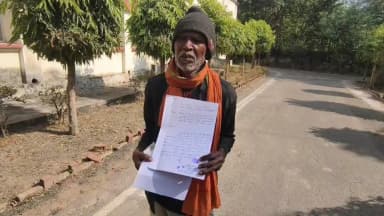 बैगा बुजुर्ग की गुहार- 'साहब, मुझे जिंदा कर दो'; सैकड़ों बार लगा चुका है कलेक्ट्रेट के चक्कर