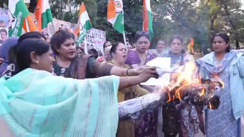 पुतला जलाकर की इस्तीफे की मांग