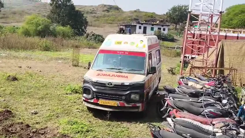 52 पेटी जब्त, पुलिस को देखते भागा एम्बुलेंस ड्राइवर