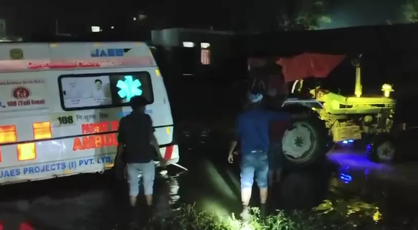 ग्रामीणों ने ट्रैक्टर के सहारे निकाला; प्रसूता को लेकर जा रही थी अस्पताल