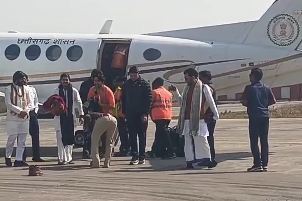 टीआई ने जूते-टोपी उतारकर छुए पैर, सोशल मीडिया पर घिरे अफसर