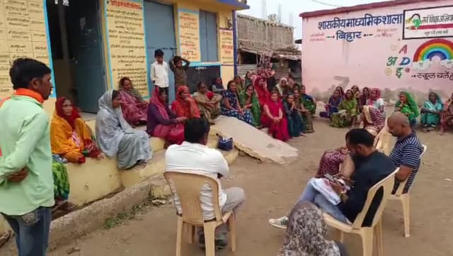 गांव में अवैध शराब बेचने वाले युवक को चप्पल की माला पहनाकर घुमाया; VIDEO वायरल