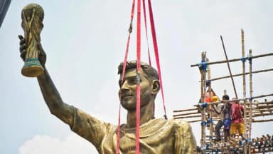तेज हवा में हिलने लगा था, रस्सियों से बांधकर दूसरी जगह शिफ्ट किया