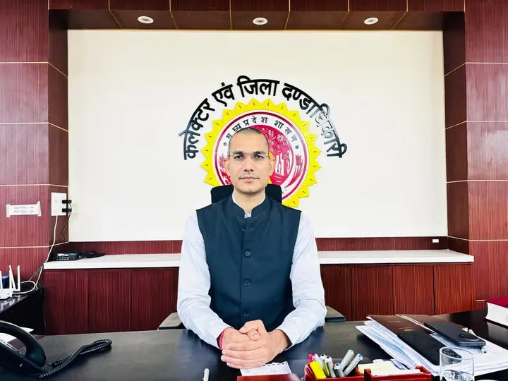 8 पटवारी और 5 पंचायत सचिव सस्पेंड, औचक निरीक्षण के दौरान शिकायतें मिली थीं