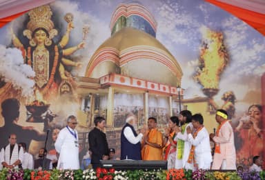 98 साल के कार्यकर्ता के पैर छुए- सुवेंदु की पीठ थपथपाई; CM योगी ने गमछा पहनाया; शपथ ग्रहण के टॉप मोमेंट्स