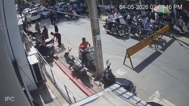 वीआईपी मूवमेंट के चलते रुका था ट्रैफिक, स्कूटी अनियंत्रित होकर शोरूम की लिफ्ट में जा गिरी