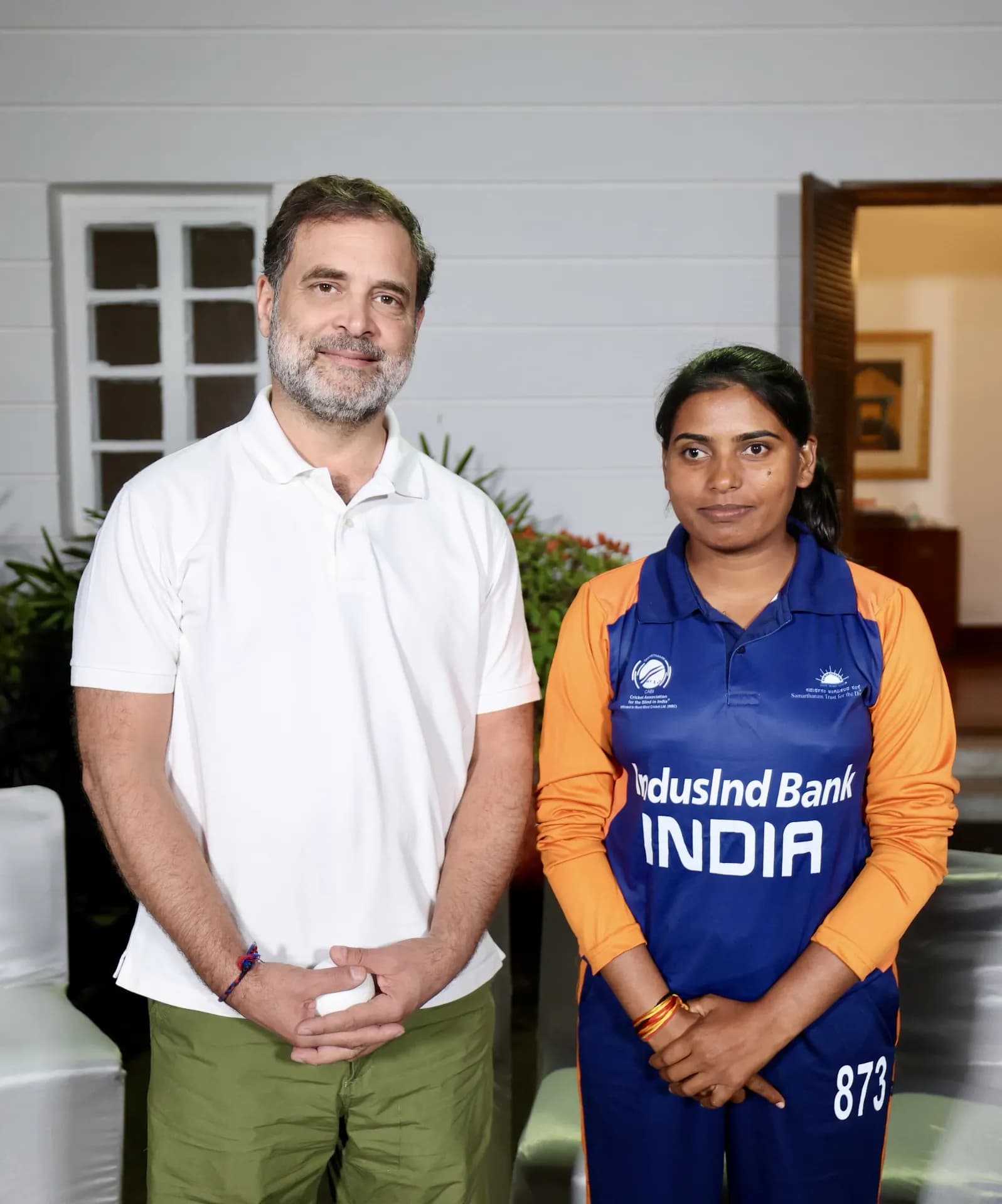 लोकसभा में विपक्ष के नेता राहुल गांधी ने भी ब्लाइंड वुमन्स टीम से मुलाकात कर शुभकामनाएं दीं। फोटो में उनके साथ मध्यप्रदेश के दमोह जिले के कलेरा गांव की सुषमा पटेल हैं। सुषमा भी वर्ल्ड चैम्पियन टीम का हिस्सा थीं।