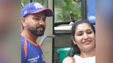 रोहित शर्मा हुए इरिटेट, सेल्फी लेते समय फैन गर्ल का मोबाइल बंद; देखें वीडियो