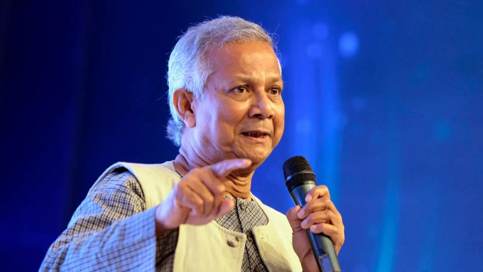 अब बोली- दोनों भारत भाग गए; बांग्लादेश के मुख्य शहरों में बंद; प्रदर्शनकारियों ने यूनुस को दी चेतावनी