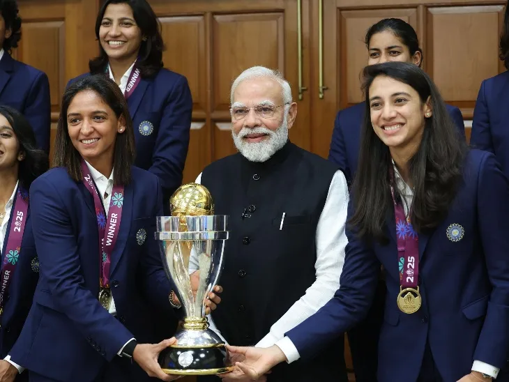 खिलाड़ियों ने प्रधानमंत्री को ट्रॉफी दिखाई; स्पेशल जर्सी भी भेंट की