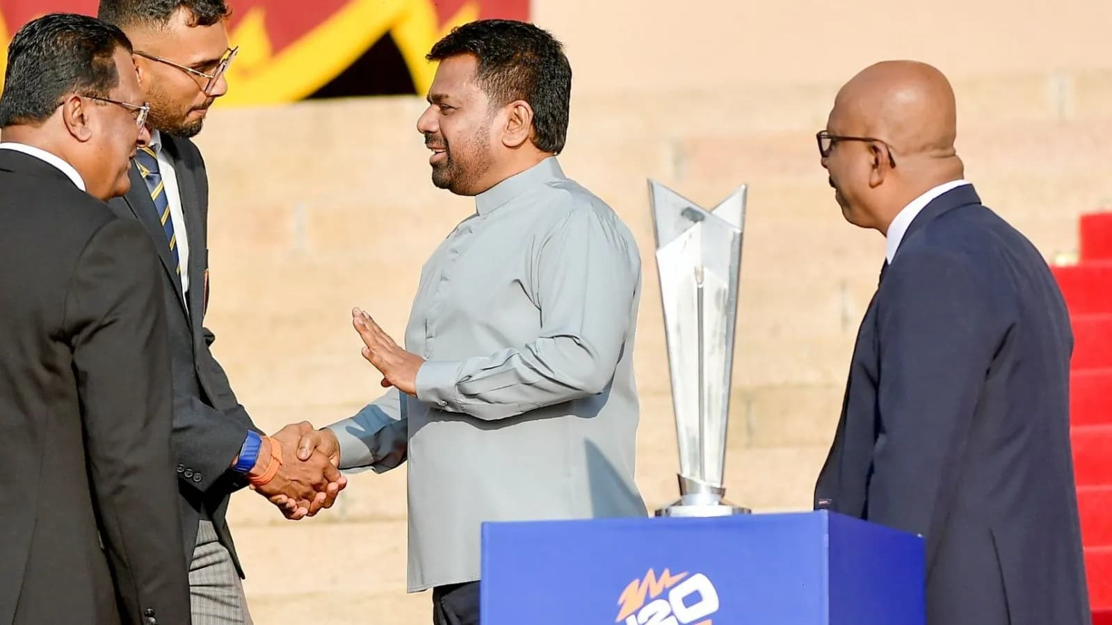 ICC टी20 वर्ल्ड कप में जब कोई टीम खिताब जीतती है तो उसे असली ट्रॉफी नहीं दी जाती है, बल्कि रेप्लिका (हूबहू) दी जाती है। असली ट्रॉफी ICC के हेडक्वार्टर में ही रखी जाती है।