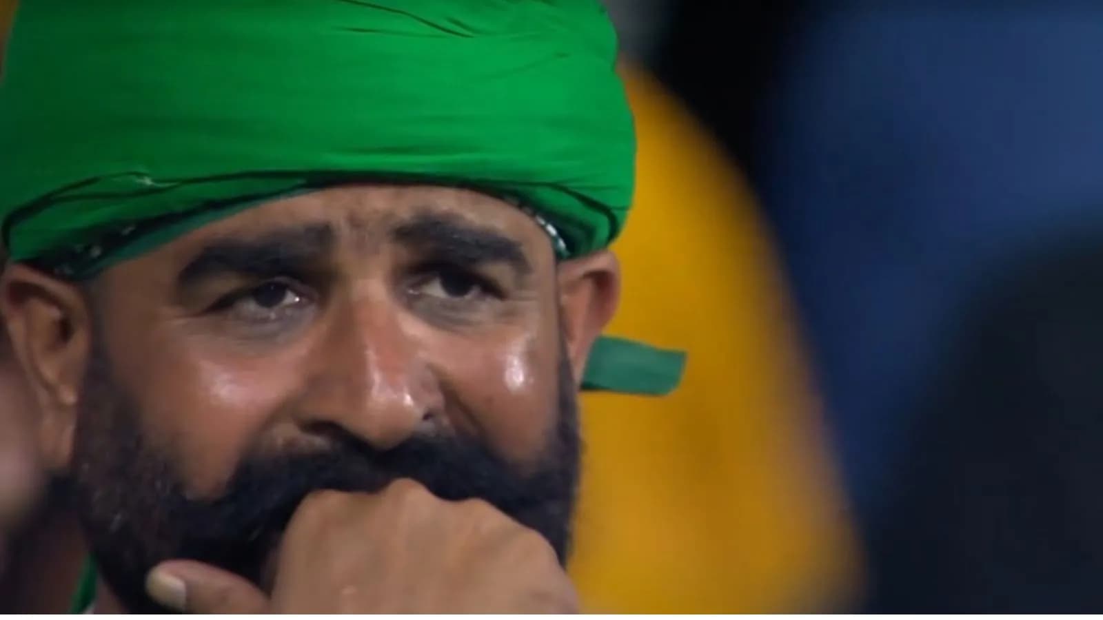 भारत से हार के बाद पाकिस्तानी फैन्स के चेहरे पर निराशा दिखाई दी। कुछ फैन्स तो आंसू लिए स्टेडियम में जाते दिखाई दिए।