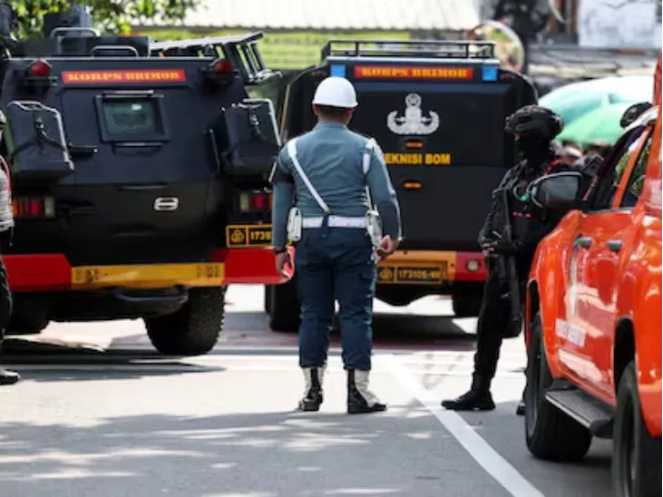 नमाज के वक्त हुआ विस्फोट, 54 लोग घायल,माैके से हथियार और विस्फोटक बरामद