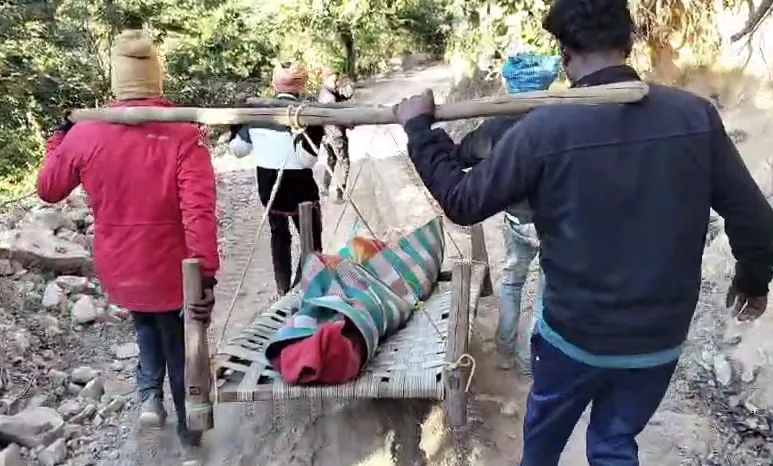 सड़क नहीं होने से खाट पर ले जाना पड़ा शव, वीडियो हुआ वायरल