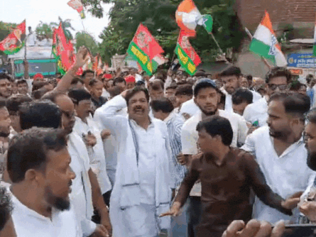 रथ पर चढ़ने की मची होड़, 10 मिनट तक होती रही धक्का-मुक्की