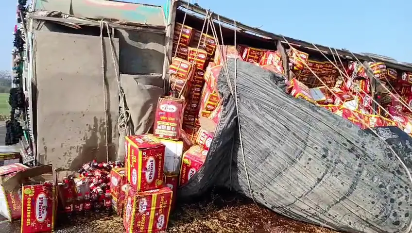 डिब्बा-बाल्टी लेकर तेल लूटने उमड़े ग्रामीण, पुलिस के छूटे पसीने