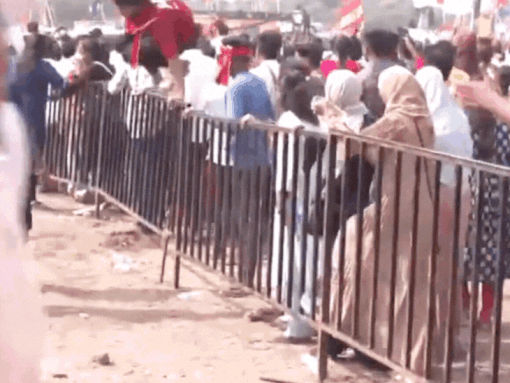 पुलिस ने पकड़ा, बैरिकेड कूदते दिखे कार्यकर्ता; करूर की भगदड़ के बाद सिक्योरिटी टाइट