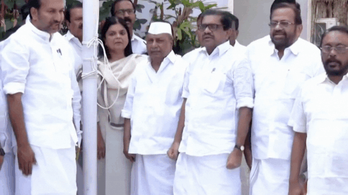 गलत उच्चारण किया; मंच पर मौजूद थे पूर्व रक्षामंत्री