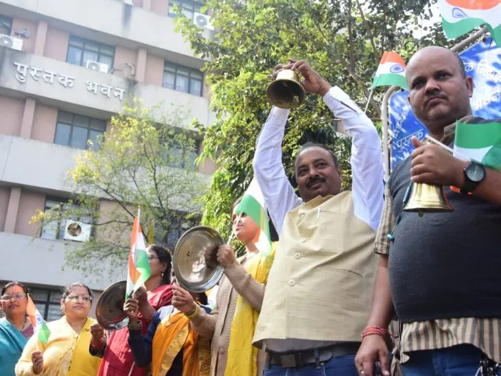 राज्य शिक्षा केंद्र के बाहर नारेबाजी की, नीतियों में गड़बड़ी का आरोप लगाया; 11 मांगें रखीं