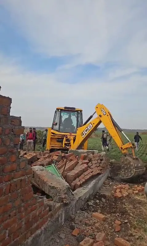 वन भूमि पर बने भवन को प्रशासन ने ढहाया, धर्म परिवर्तन के आरोपों की जांच शुरू