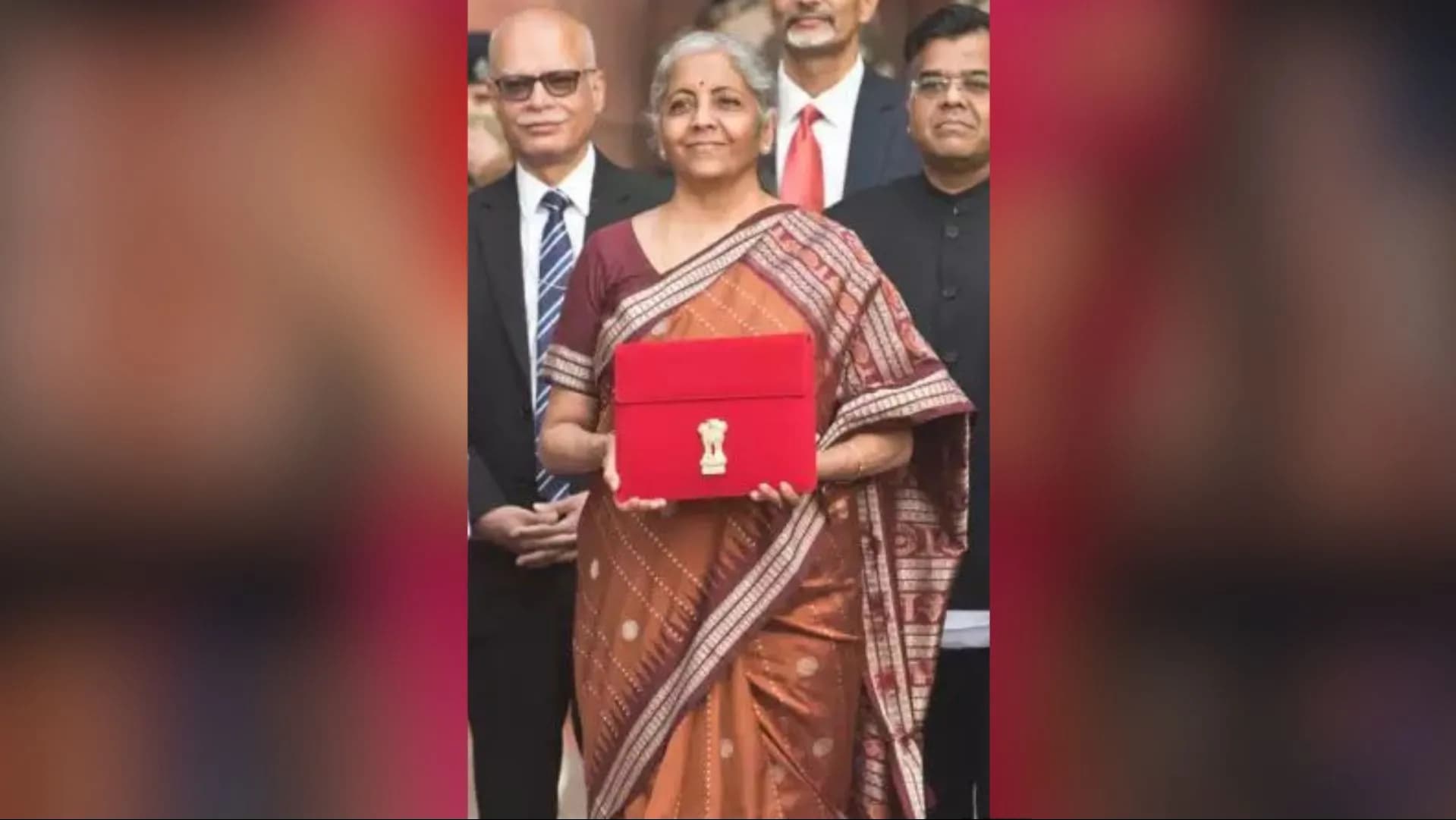 साल 2022 के बजट के दौरान निर्मला सीतारमण ने चॉकलेट ब्राउन रंग की बॉमकाई साड़ी पहनी, जिस पर मैरून और सिल्वर बॉर्डर था। इस साड़ी सोनेपुरी साड़ियों के नाम से जाना जाता है। ये साड़ियां ओडिशा के गंजाम जिले में 8वीं शताब्दी में अस्तित्व में आईं। बॉमकाई साड़ियों को 2012 में GI टैग भी मिला।