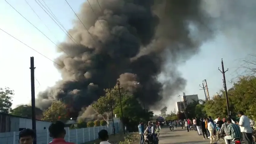 2 घंटे में काबू पाया जा सका, फैक्ट्री में मौजूद लाखों का माल राख हुआ