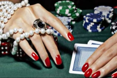 सजने संवरने की आड़ में चल रहा था दांव लगाने का खेल, पुलिस ने छापामार कार्रवाई कर 9 को पकड़ा