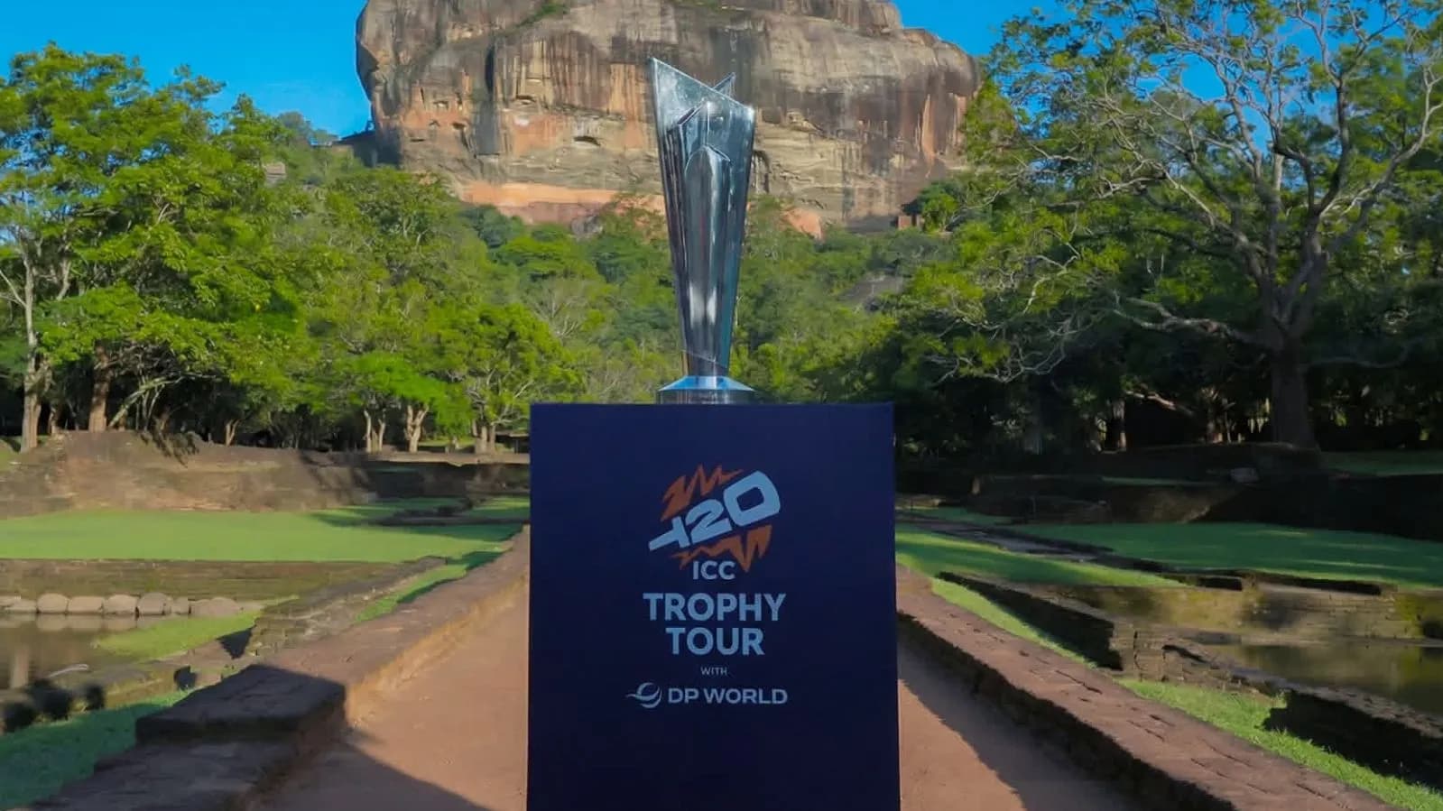 शुरुआत में इस वर्ल्ड कप ट्रॉफी का वजन 12 kg था, लेकिन इसे बाद में घटाकर 3.9 kg कर दिया गया। यह वजन 2021 से घटाया गया। जबकि शुरुआत में इस ट्रॉफी की लंबाई 57.15 सेंटीमीटर थी, जिसे घटाकर 51 सेंटीमीटर कर दिया गया।