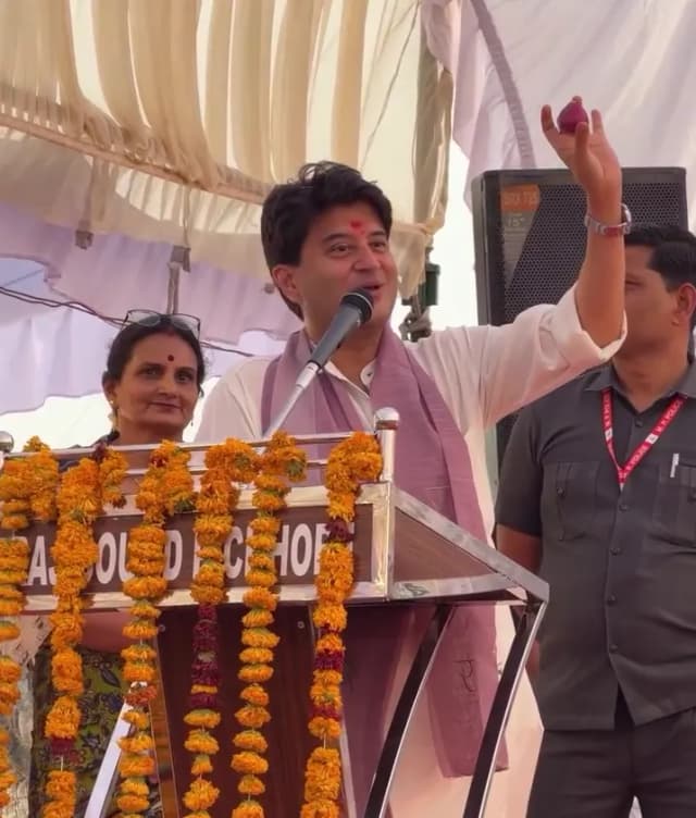 जेब से प्याज निकल बोले- यही है मेरी सेहत का राज