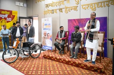 दिव्यांग पन्नालाल को भेंट की मोटराइज्ड ट्राईसाइकिल, भोपाल से बसौदा तक ट्रेन से पहुंचे केंद्रीय मंत्री