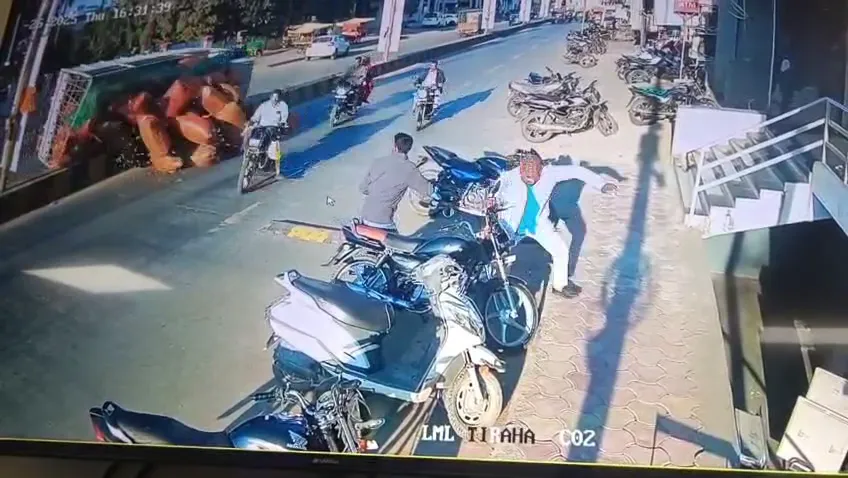 सड़क पर गिरी मटर की बोरियां, दो बाइक सवार गिरे