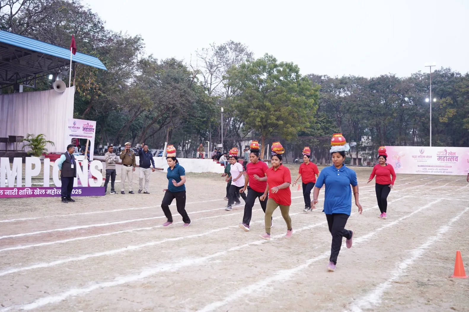 रेड हाउस विजेता और पर्पल हाउस उपविजेता बने; सिर पर मटका लेकर दौड़ीं महिला प्रतिभागी